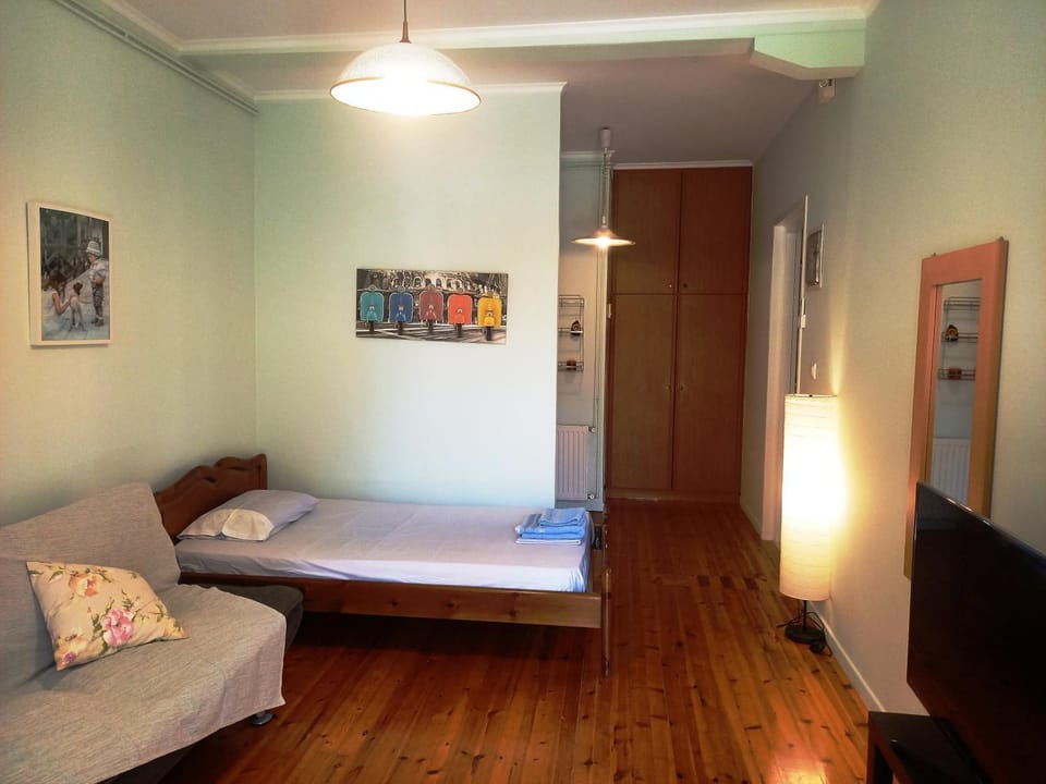 Bed, Photo of the whole room, Seating area, Bedroom
