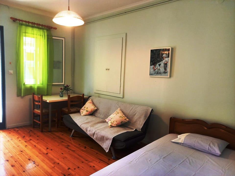 Bed, Photo of the whole room, Seating area, Bedroom
