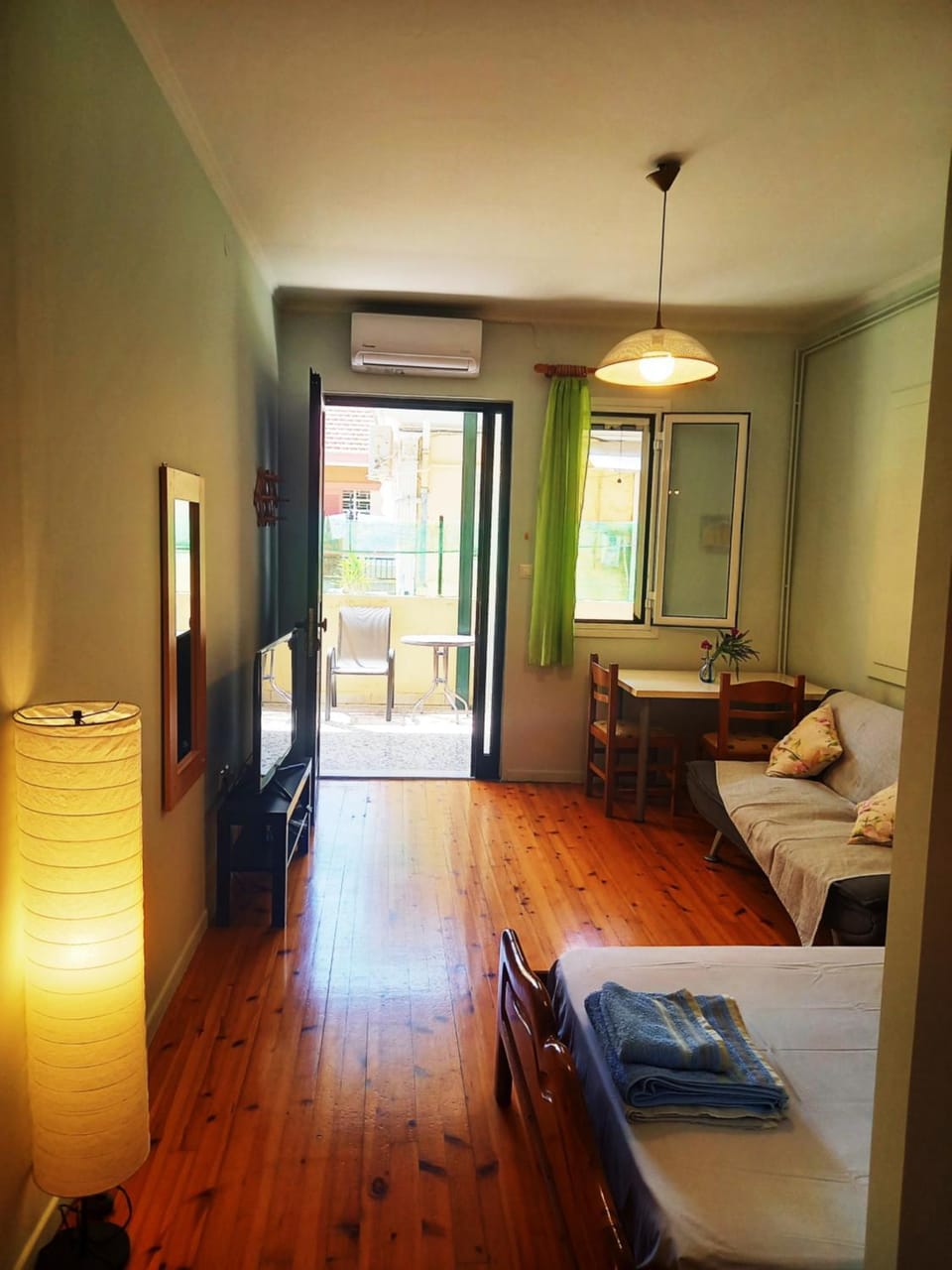 Bed, TV and multimedia, Photo of the whole room, Seating area, Bedroom