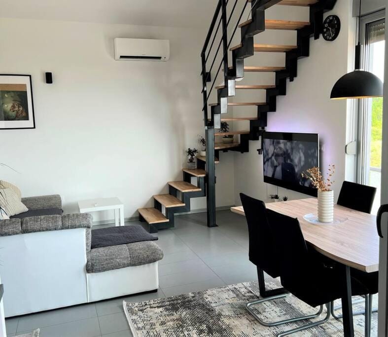 TV and multimedia, Living room, Dining area