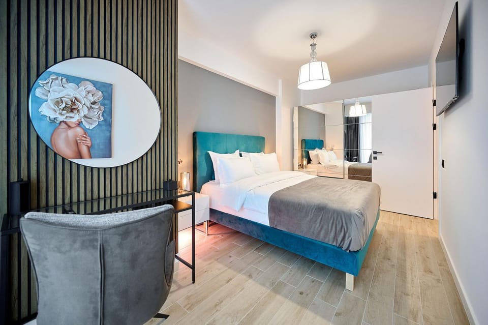 Bed, TV and multimedia, Photo of the whole room, Bedroom