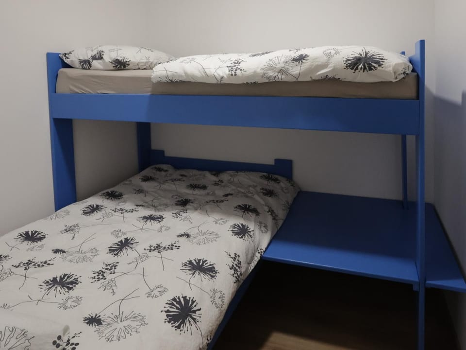 Bedroom, bunk bed