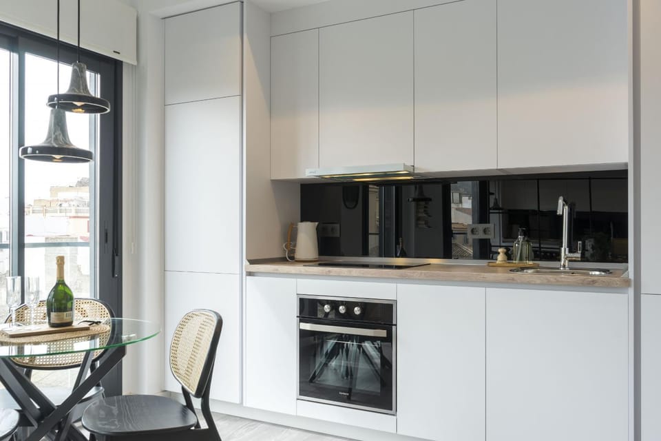 Kitchen or kitchenette, Dining area, oven