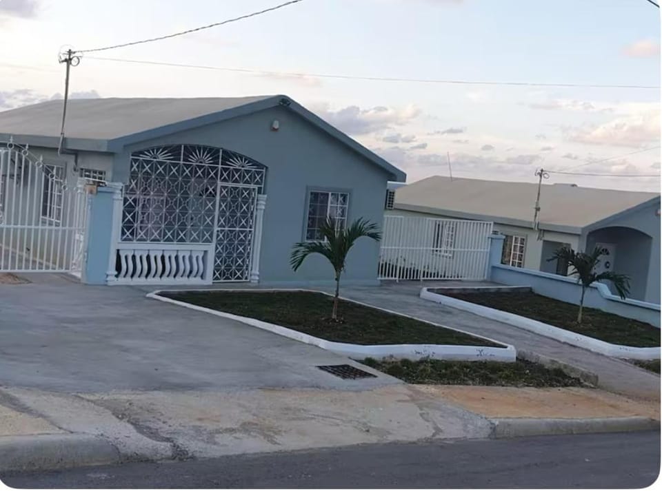 CrearyStays House in St. Ann Parish