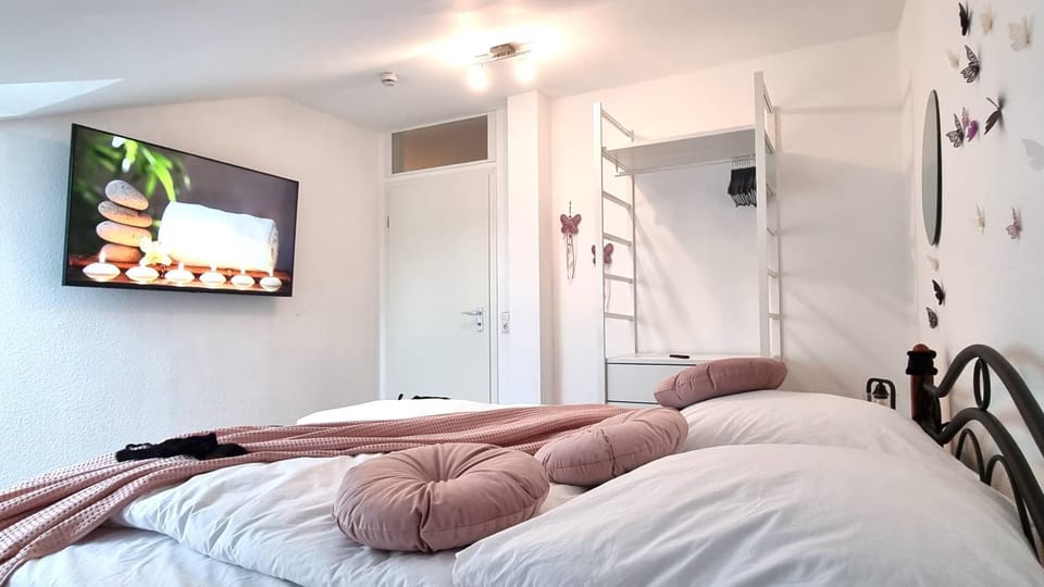 TV and multimedia, Bedroom, wardrobe