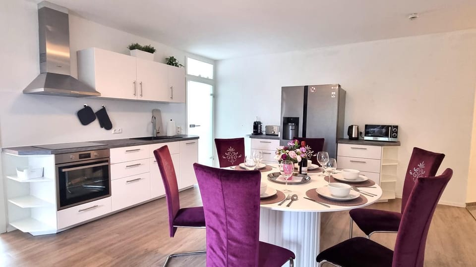 Kitchen or kitchenette, Seating area, Dining area, minibar, pet friendly, stove, toaster, kitchen