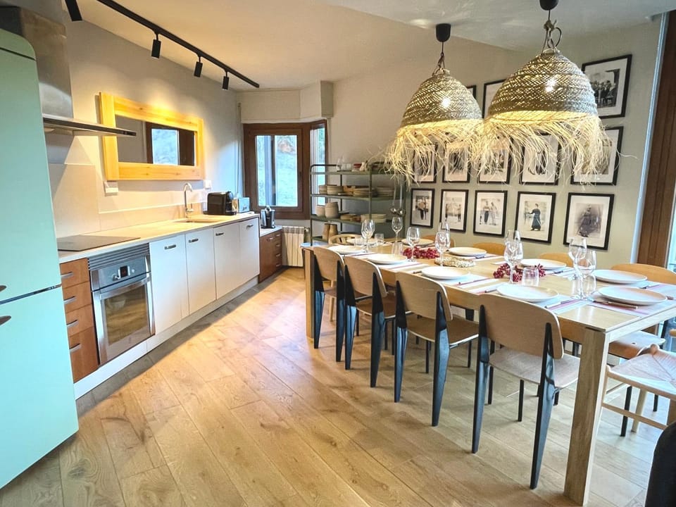 Kitchen or kitchenette, Dining area, dishwasher, minibar, pet friendly, stove