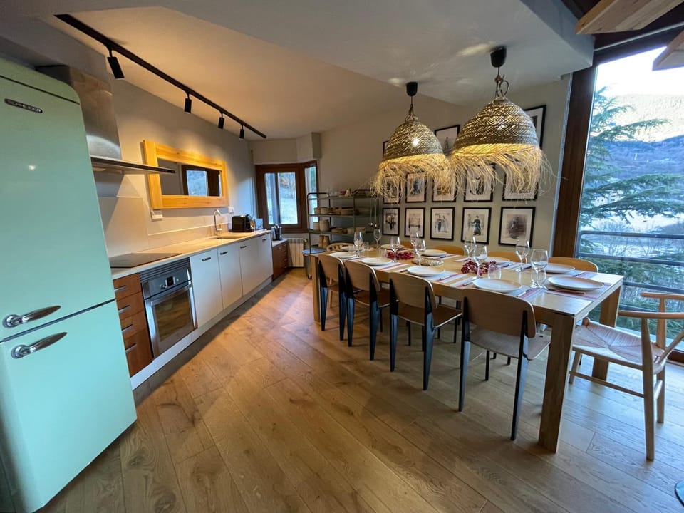 Kitchen or kitchenette, Dining area, pet friendly, stove