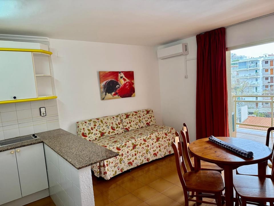 Kitchen or kitchenette, Living room, Dining area, air conditioner