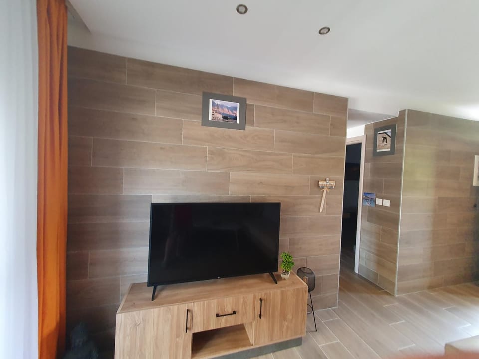 TV and multimedia, Living room, Evening entertainment
