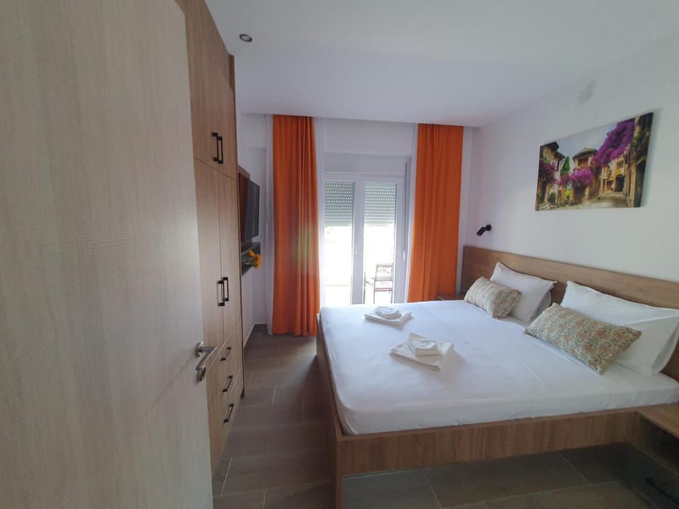 Bed, TV and multimedia, Photo of the whole room, Bedroom, towels