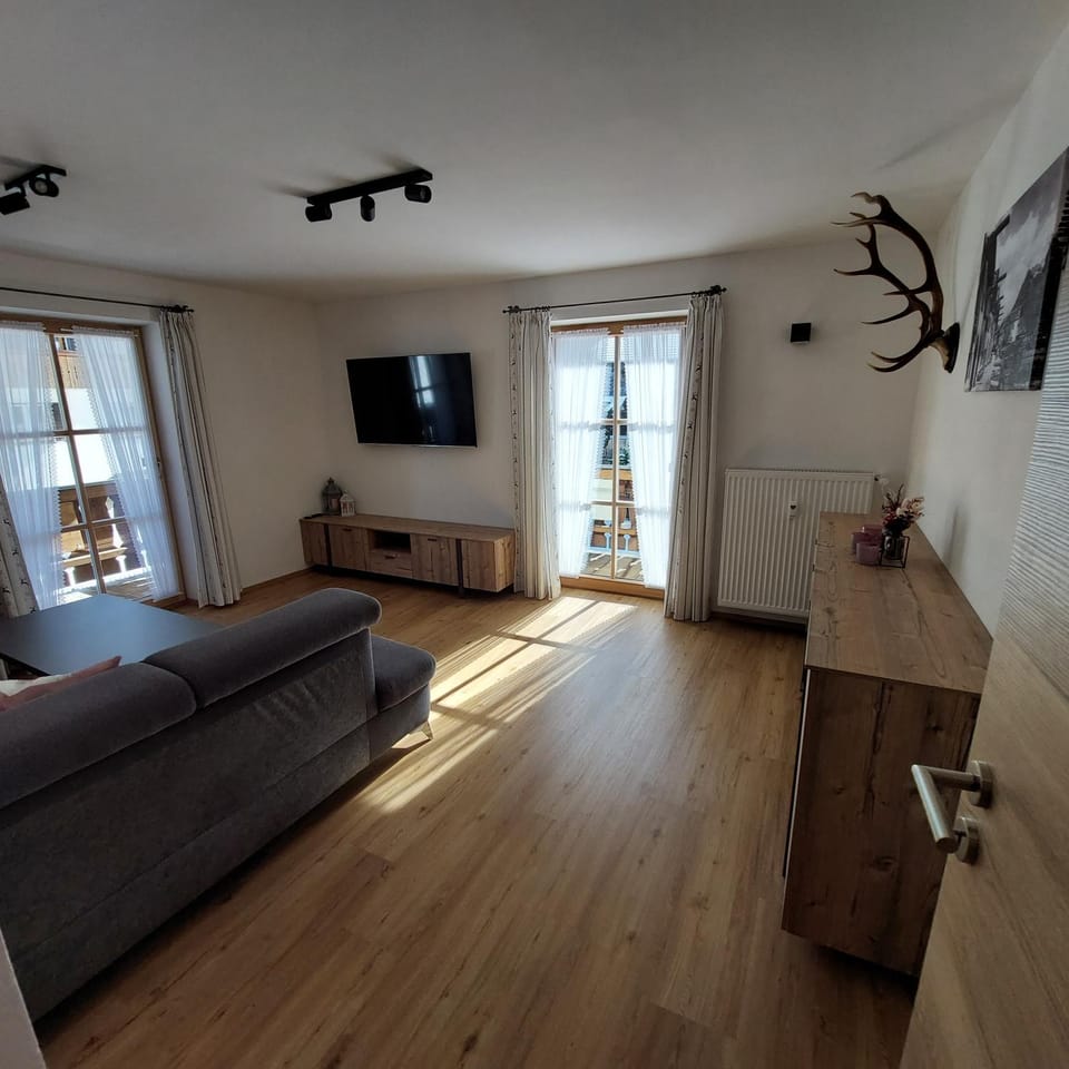 Communal lounge/ TV room, Balcony/Terrace, Living room