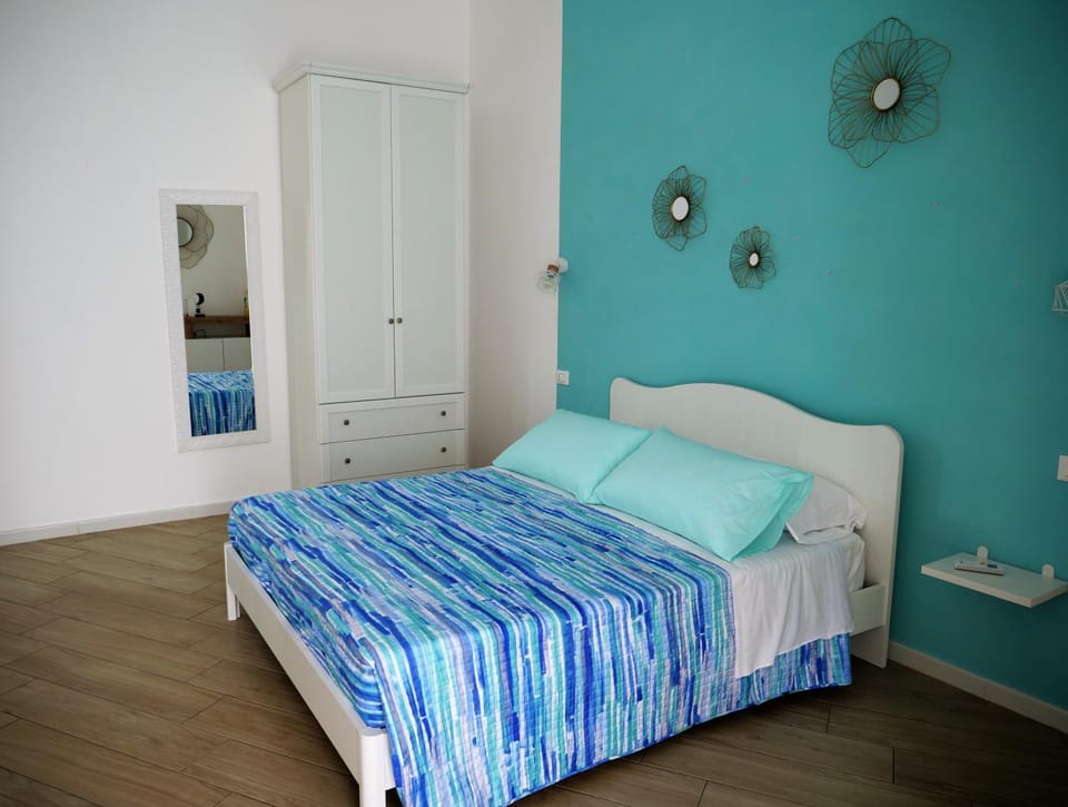 Bed, Photo of the whole room, wardrobe