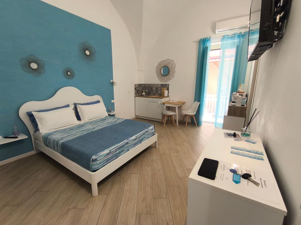 TV and multimedia, Photo of the whole room, Bedroom