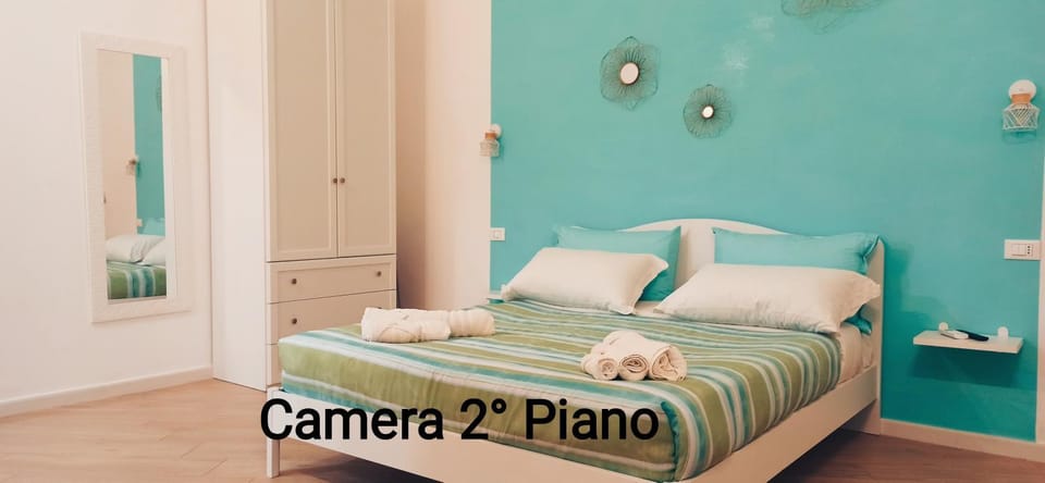 Bed, Photo of the whole room, Bedroom, Text overlay