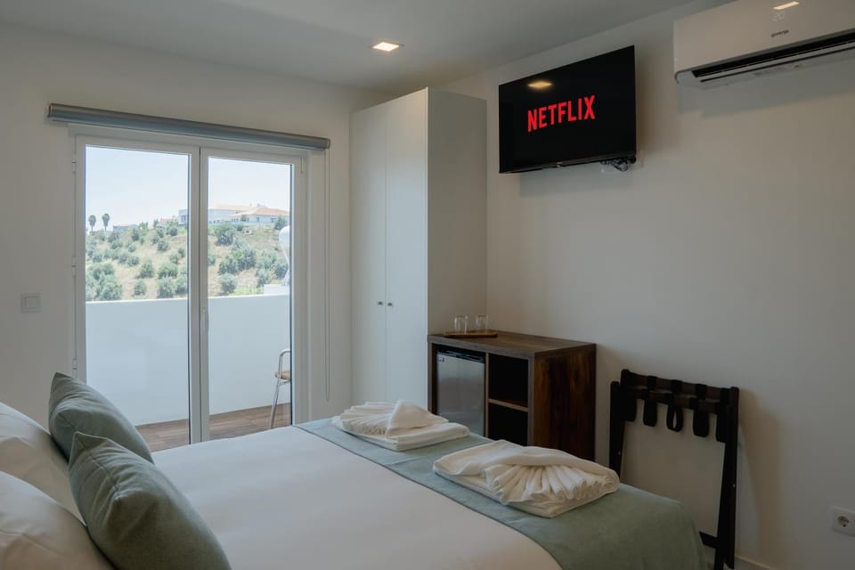 Bed, TV and multimedia, Photo of the whole room, Bedroom, towels