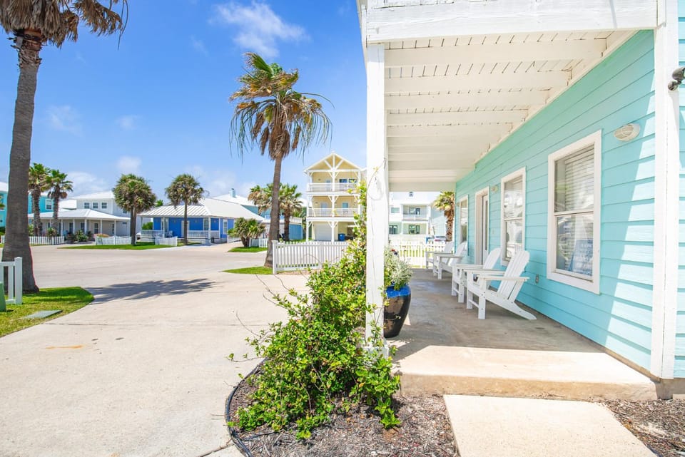 The Blue Fin House! Pool Table, Ocean View & Boardwalk to Beach House in Port Aransas