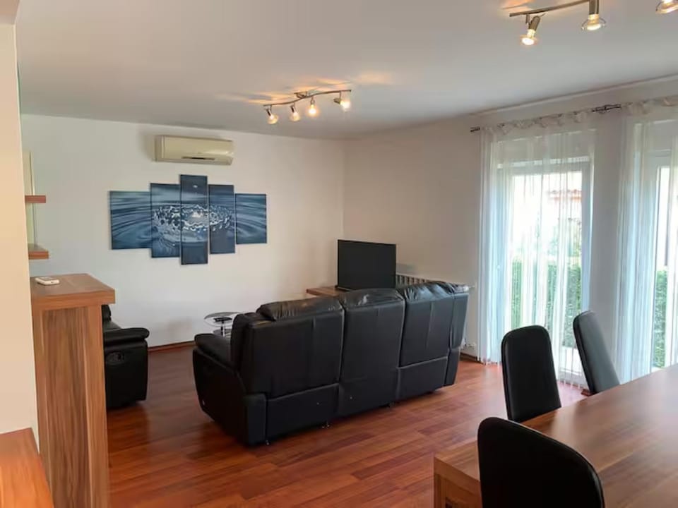 Communal lounge/ TV room, TV and multimedia, Living room, Seating area, Evening entertainment