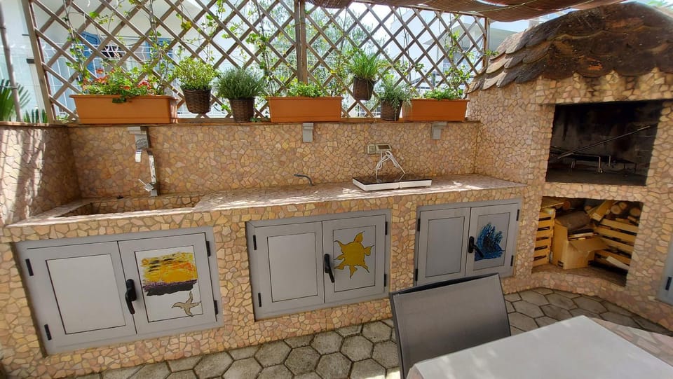 BBQ facilities, Garden, Balcony/Terrace, kitchen, Internal: Not applicable to any particular room