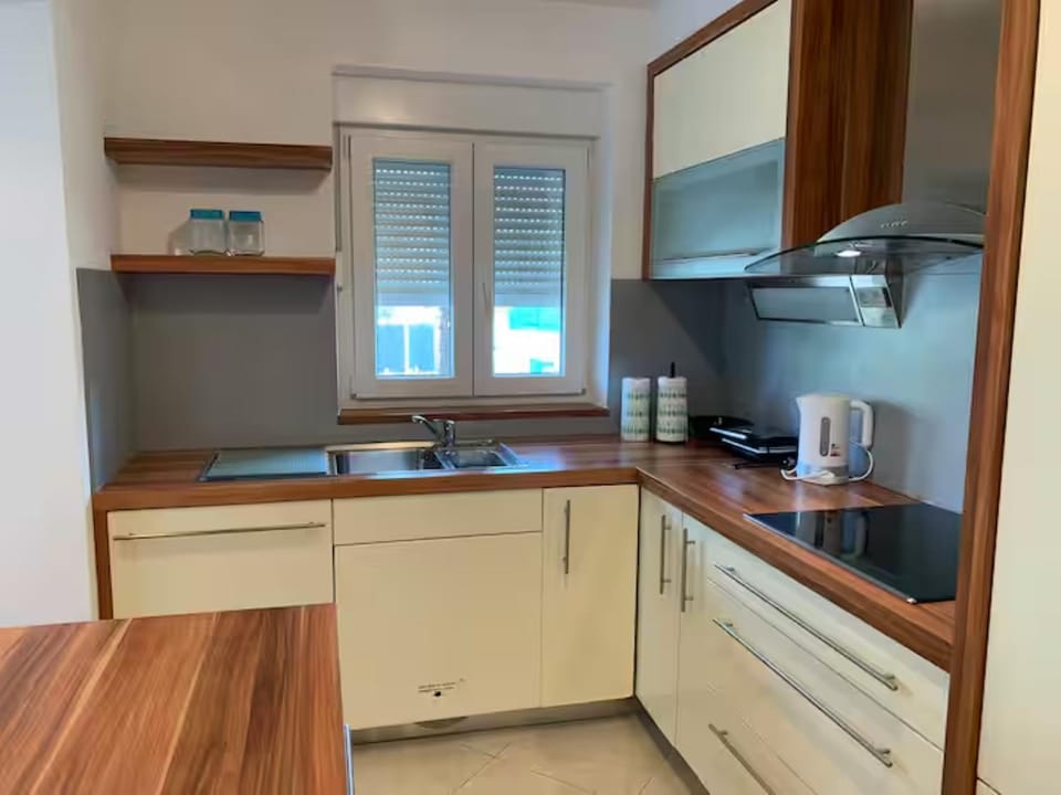 Kitchen or kitchenette, pet friendly, stove