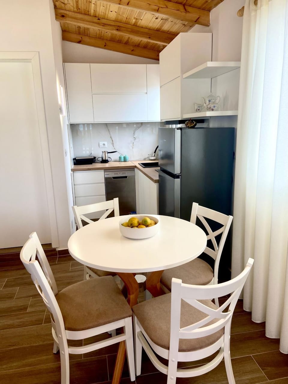 Kitchen or kitchenette, Dining area, pet friendly