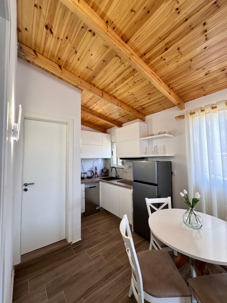 Kitchen or kitchenette, Seating area, Dining area