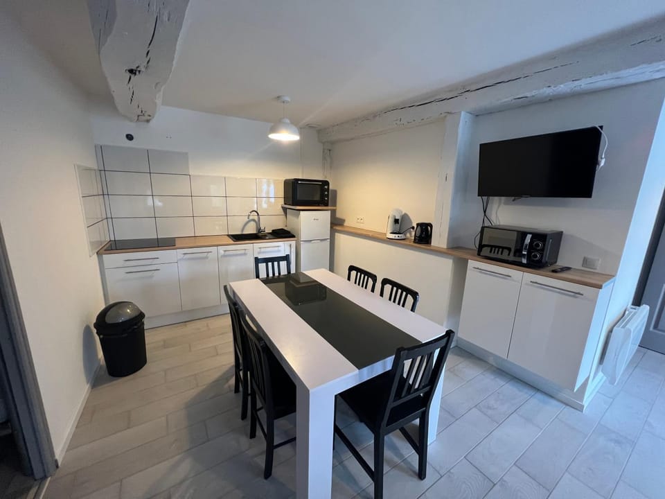 TV and multimedia, Coffee/tea facilities, Kitchen or kitchenette, Dining area, minibar, pet friendly, stove