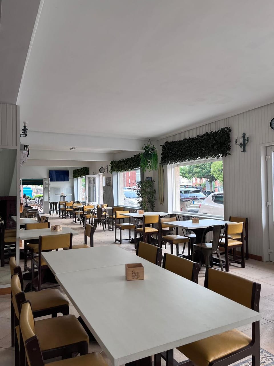 Restaurant/places to eat, Living room, Breakfast