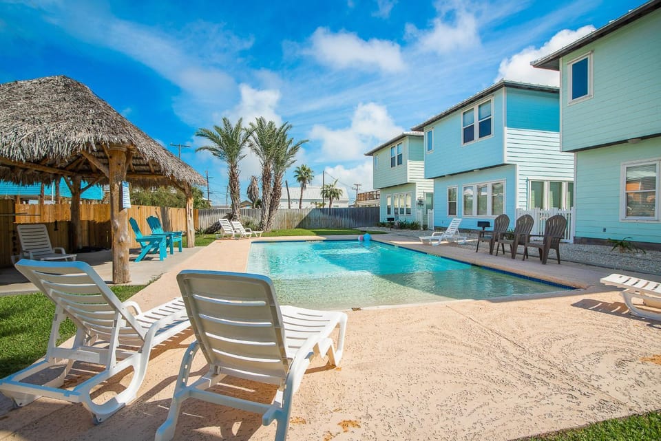 My Island Time Cottage- In town and overlooking the pool! House in Port Aransas