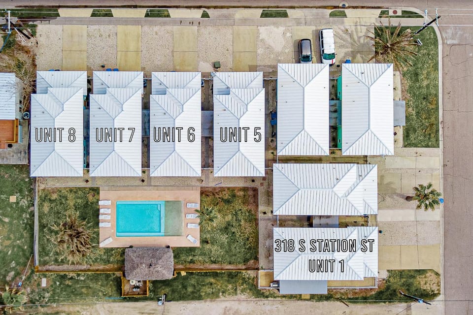 My Island Time Cottage- In town and overlooking the pool! House in Port Aransas