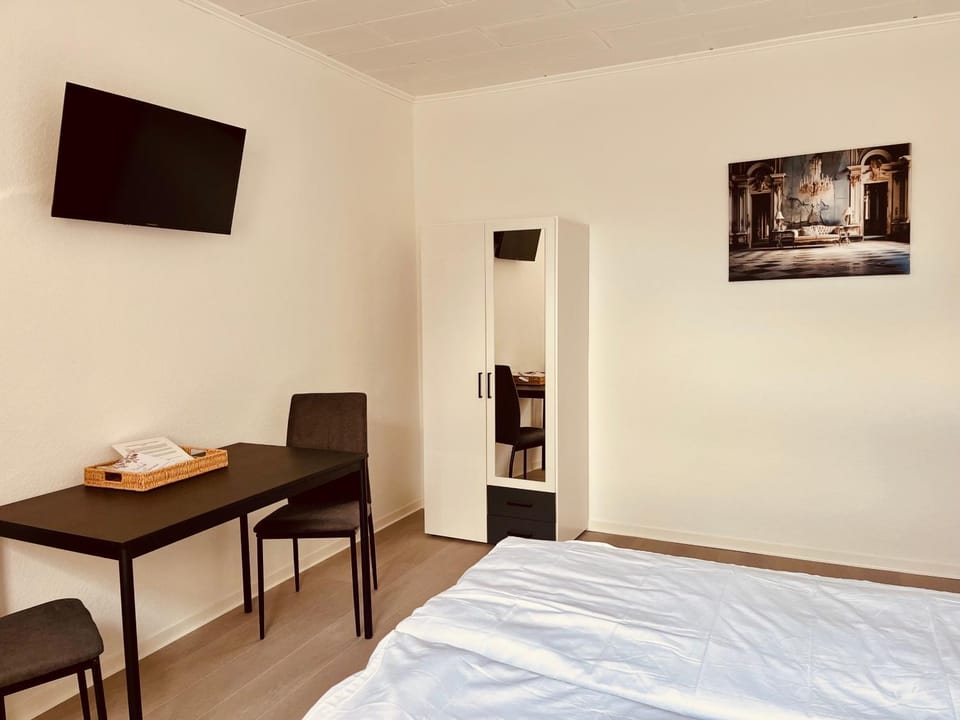 Bed, TV and multimedia, Photo of the whole room, Bedroom