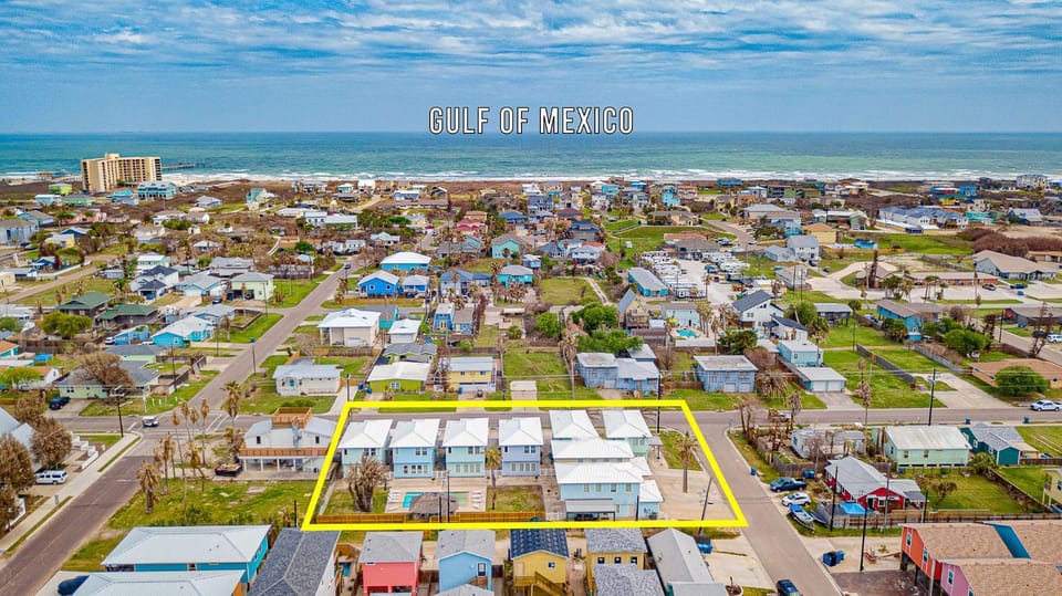 Pura Vida- In downtown Port A, overlooks pool House in Port Aransas