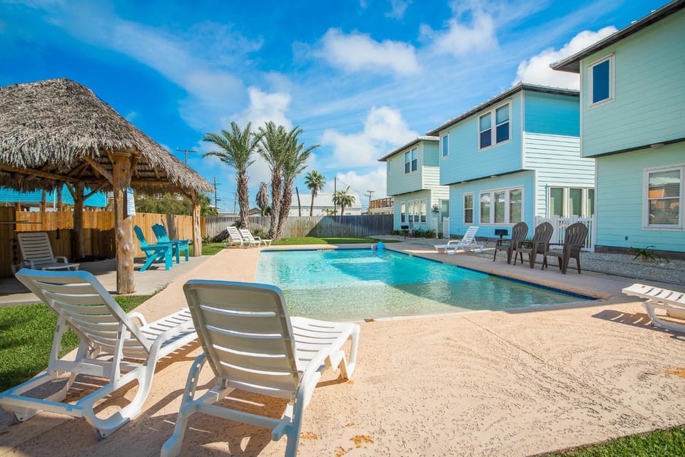 Pura Vida- In downtown Port A, overlooks pool House in Port Aransas