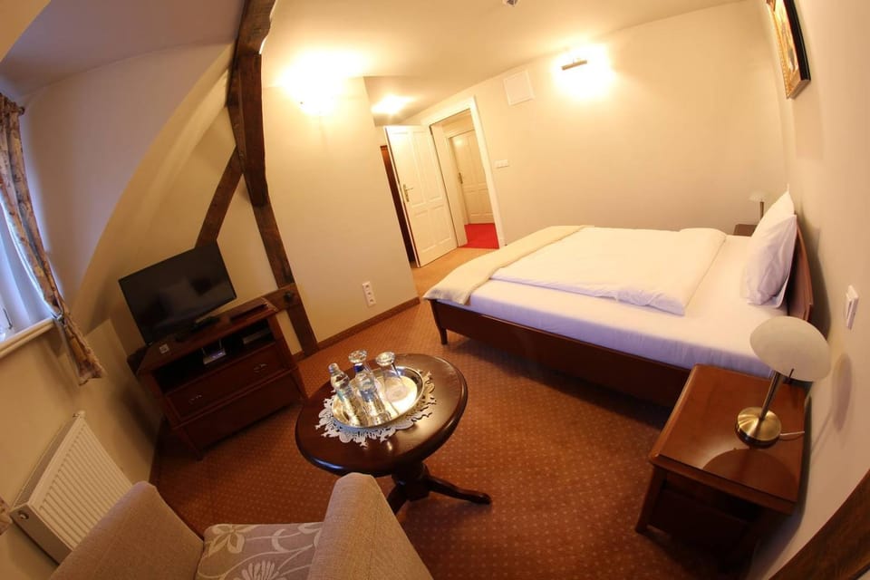 Bed, TV and multimedia, Photo of the whole room, Seating area, Bedroom