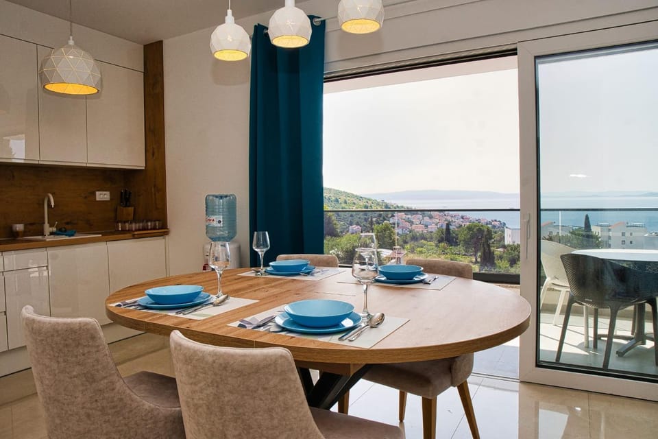 Kitchen or kitchenette, Dining area, Sea view