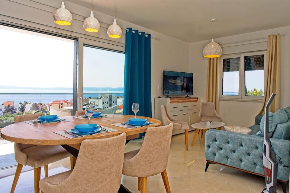 TV and multimedia, Living room, Seating area, Dining area