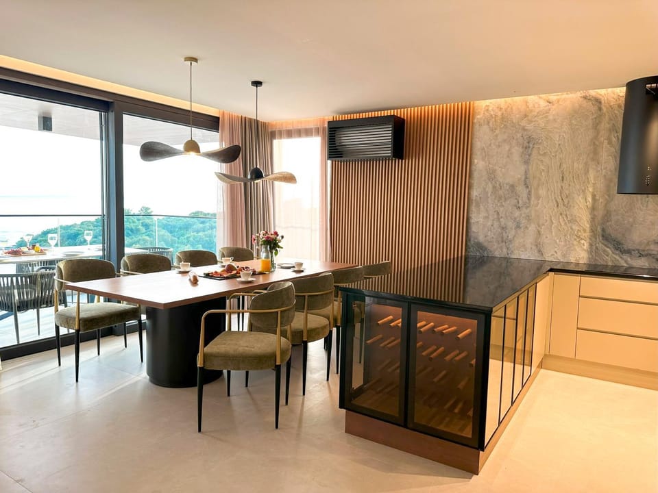 Kitchen or kitchenette, Dining area