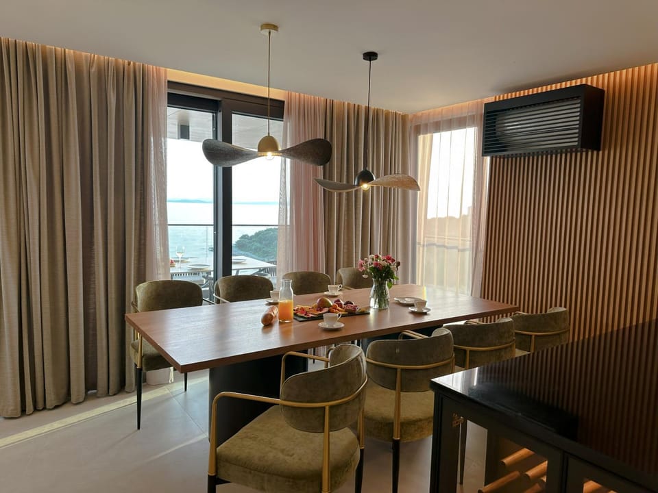 Seating area, Dining area