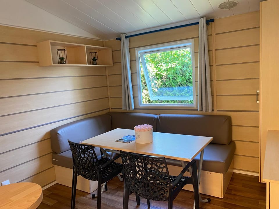 Living room, Area and facilities
