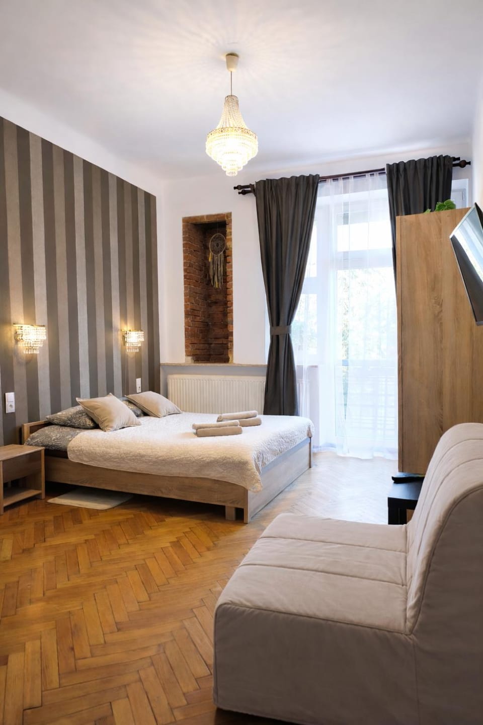Bed, Seating area