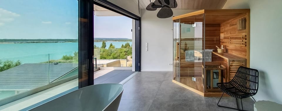 View (from property/room), Balcony/Terrace, Seating area, Lake view