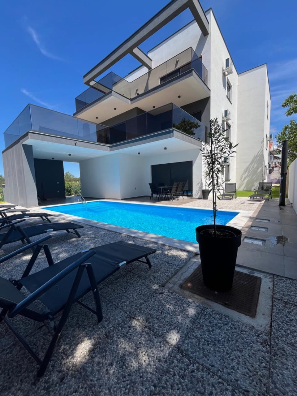 Shower, Property building, Swimming pool, sunbed