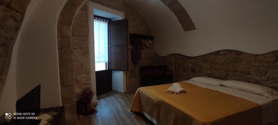 Bed, TV and multimedia, Photo of the whole room, Bedroom, towels