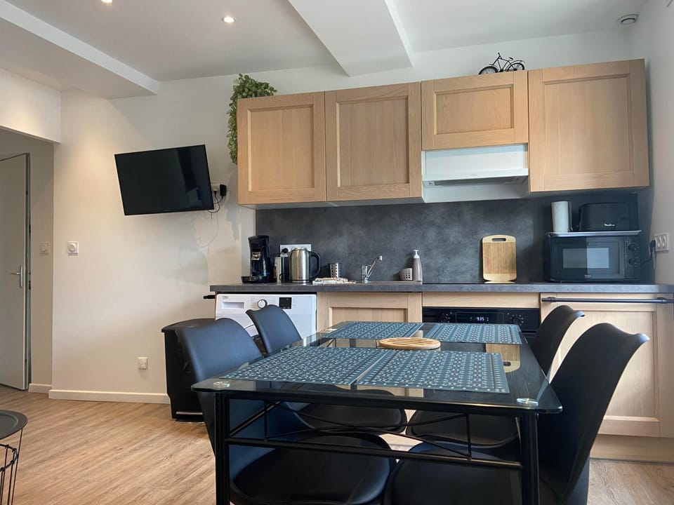 Kitchen or kitchenette, Dining area