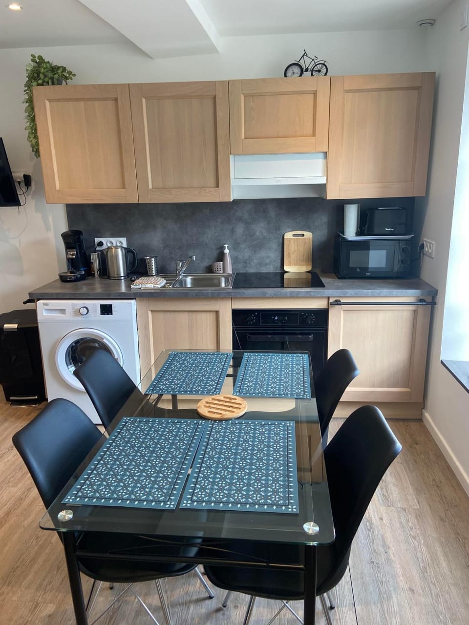 Kitchen or kitchenette, Dining area