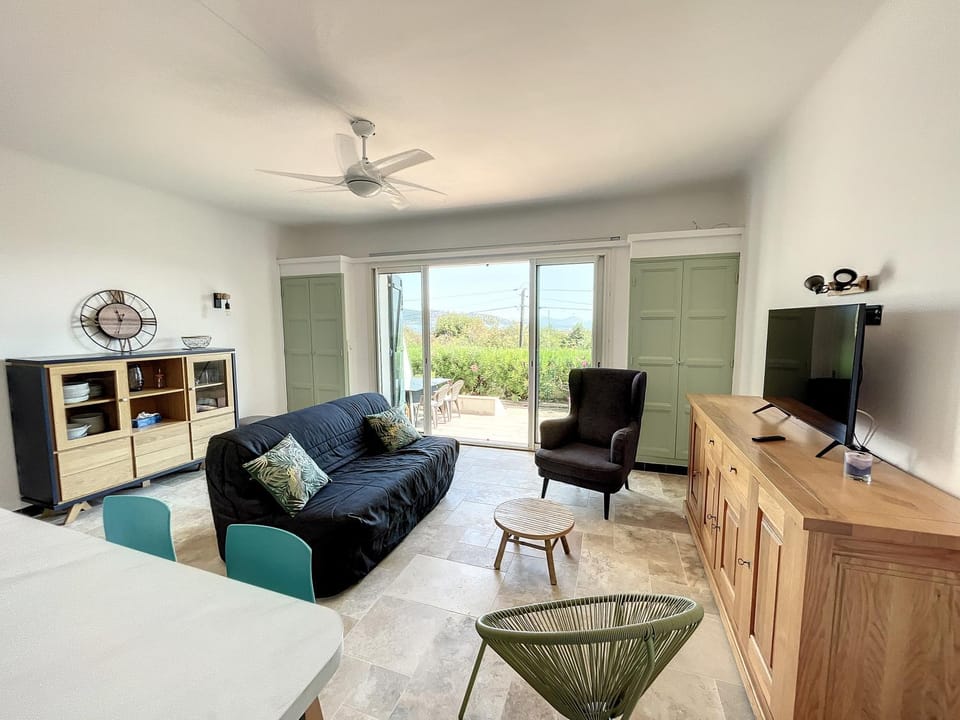 TV and multimedia, Living room, Seating area