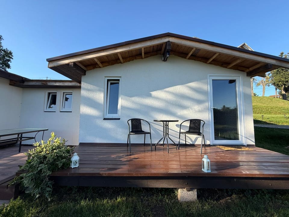 Property building, Patio, Day, Garden, Balcony/Terrace