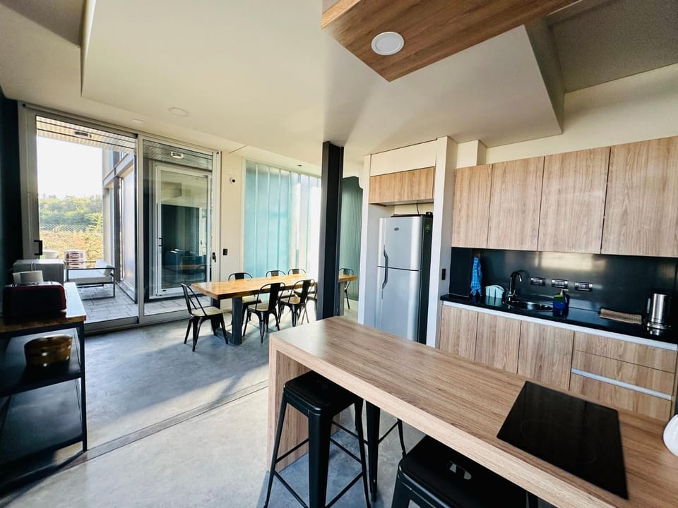 Kitchen or kitchenette, Dining area, minibar
