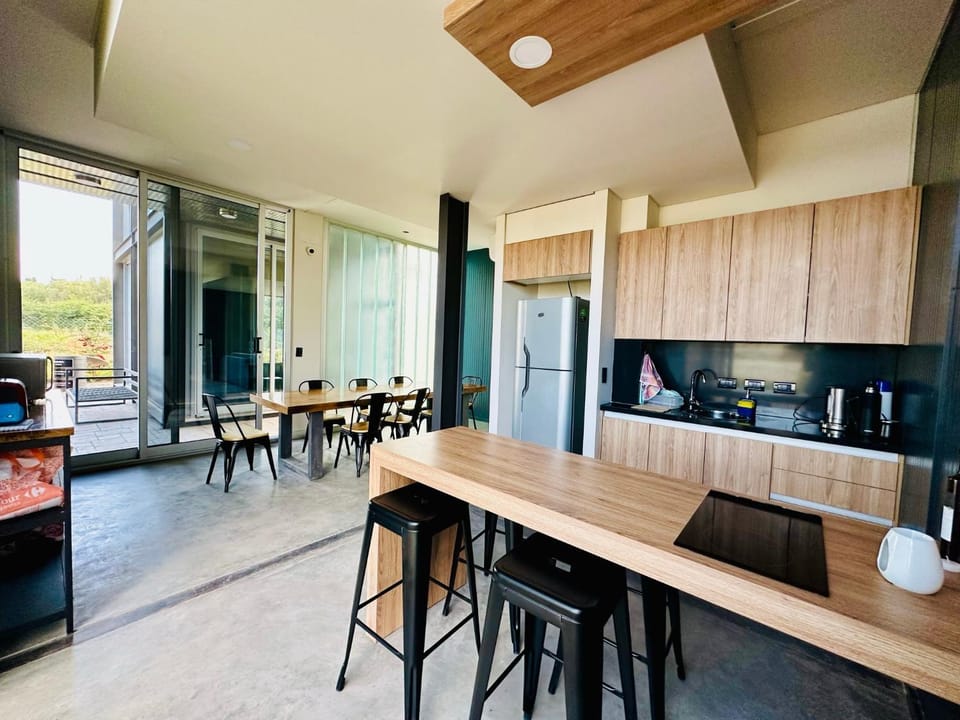 Kitchen or kitchenette, Dining area, minibar