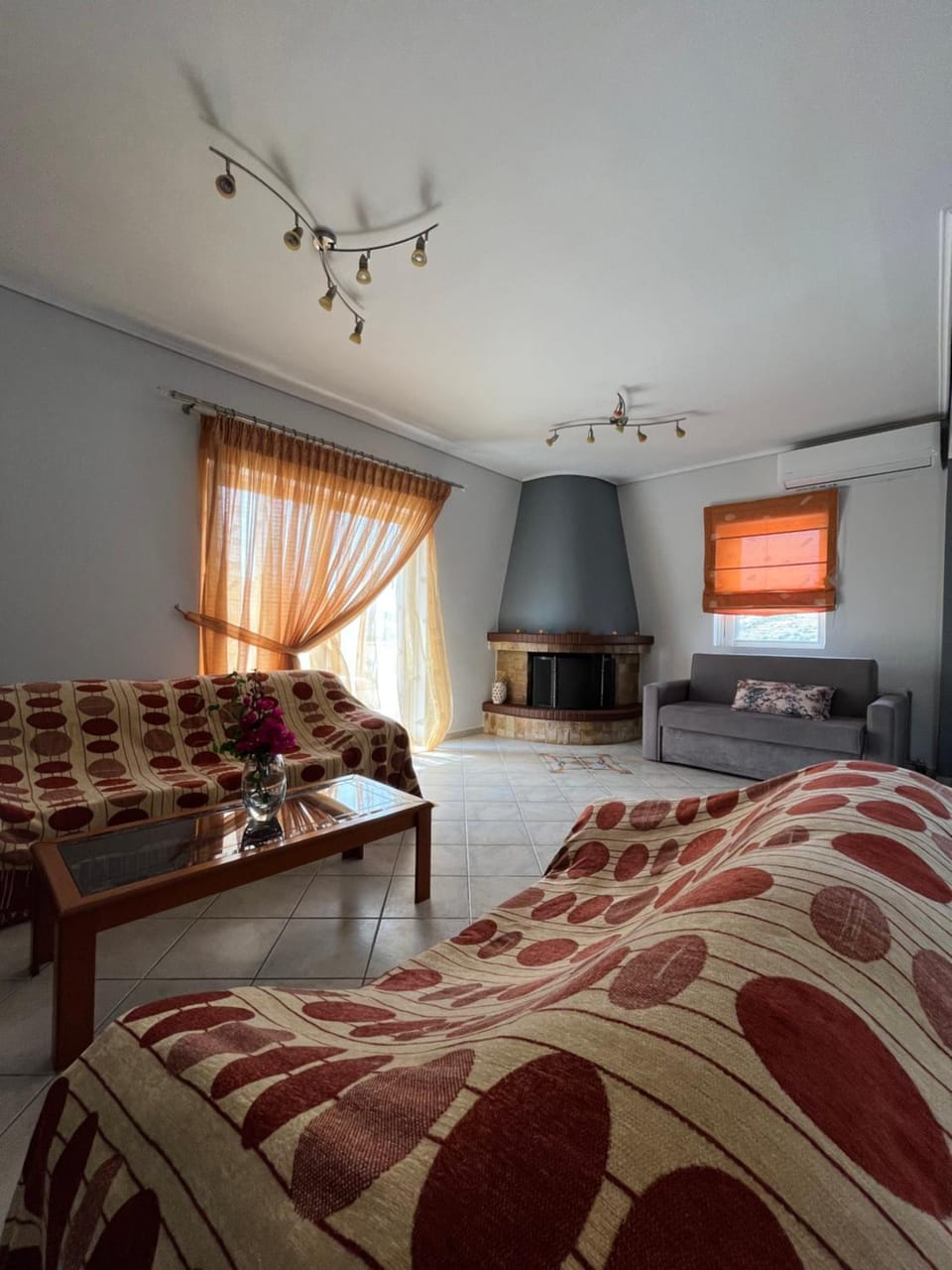 Bed, TV and multimedia, Living room